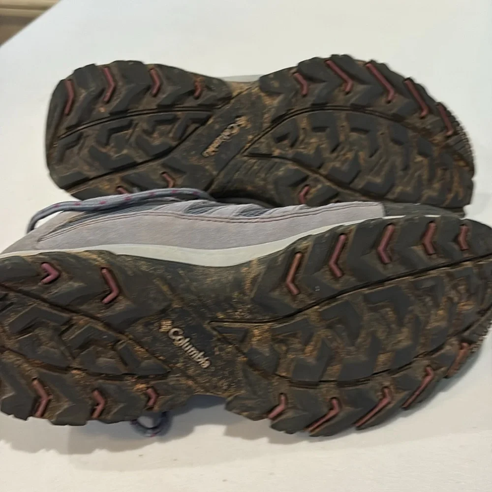 Columbia - Crestwood waterproof - Women's trail running / Hiking Shoes.  Size 9